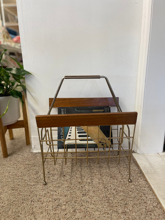 1960s Mid-Century Modern Brass Toned Wire and Wood Magazine Rack with Sculptural Handle