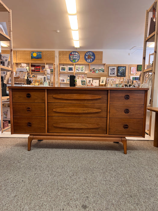 Vintage Mid Century Modern Walnut 9 Drawer Dresser Dovetailed Drawers with Solid Wood Drawer Pulls