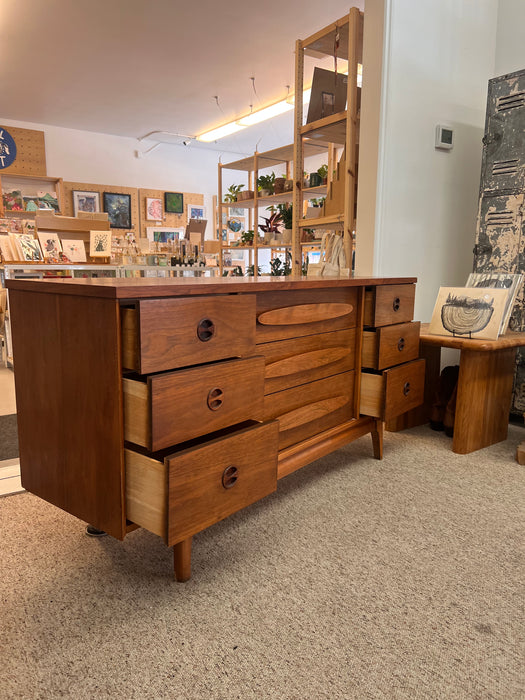 Vintage Mid Century Modern Walnut 9 Drawer Dresser Dovetailed Drawers with Solid Wood Drawer Pulls