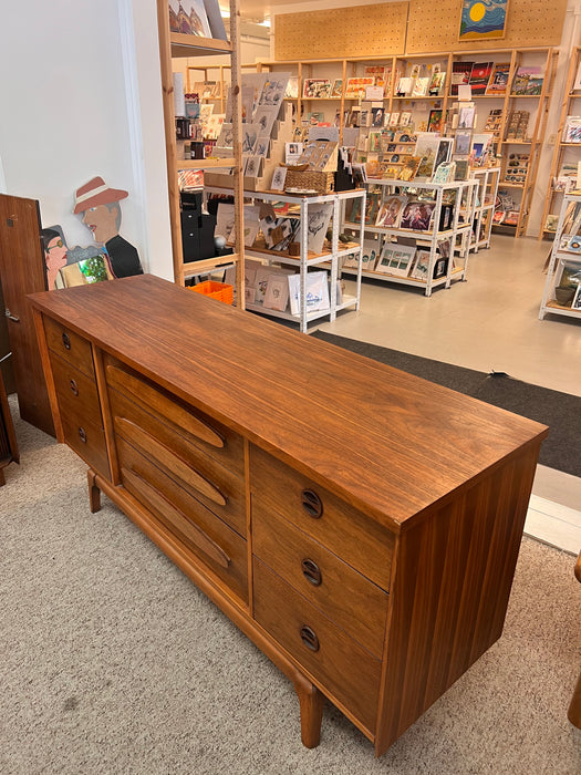 Vintage Mid Century Modern Walnut 9 Drawer Dresser Dovetailed Drawers with Solid Wood Drawer Pulls