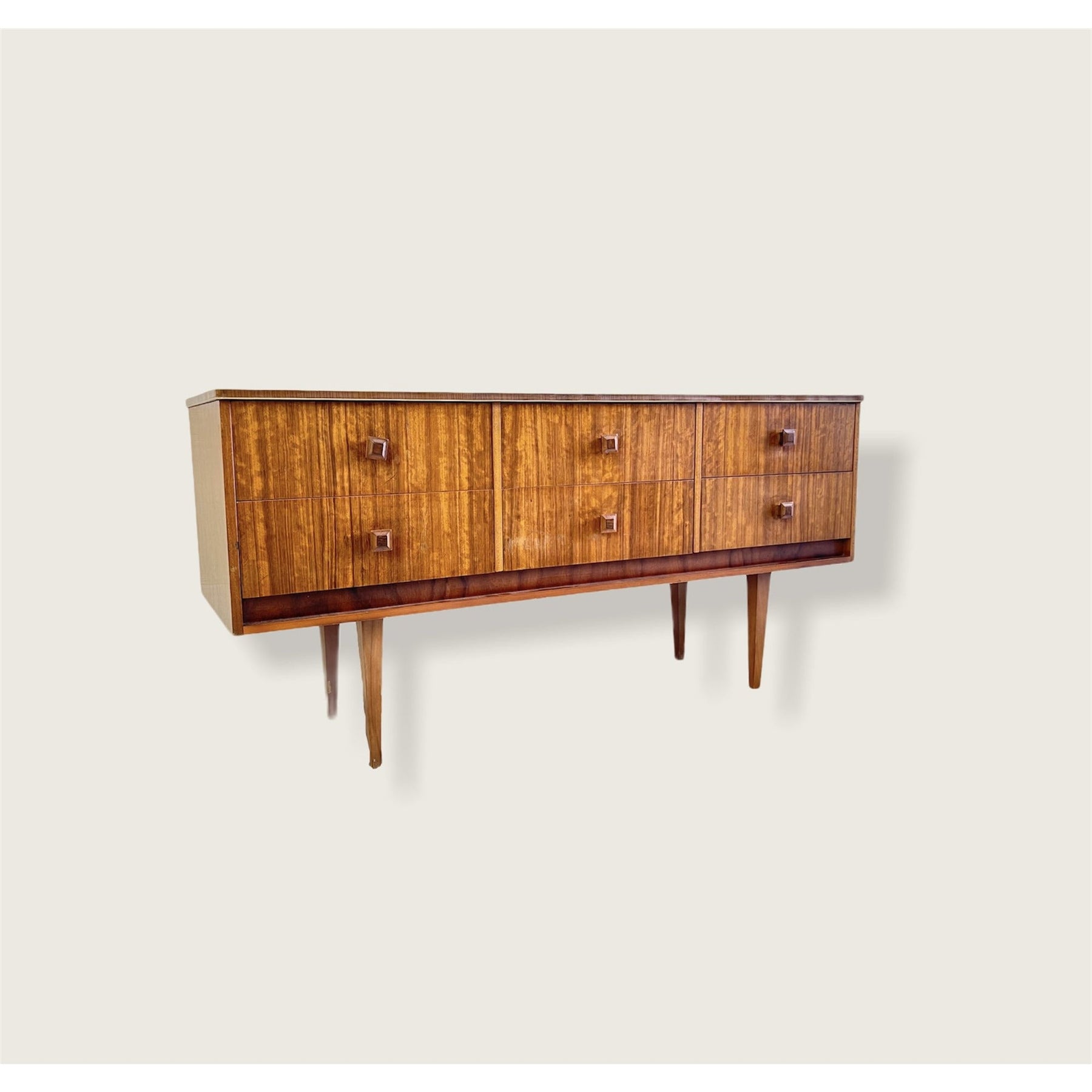 What are the design characteristics of mid century modern dressers?