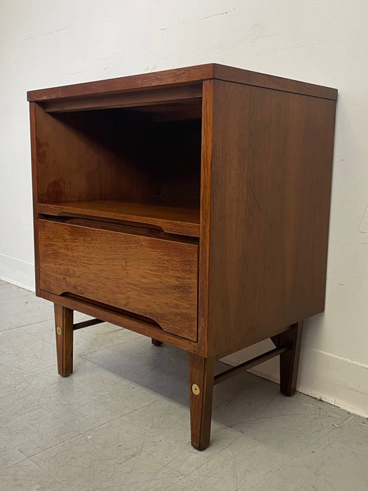 Vintage Mid Century Modern Walnut Toned End Table by Stanley Furniture Co.