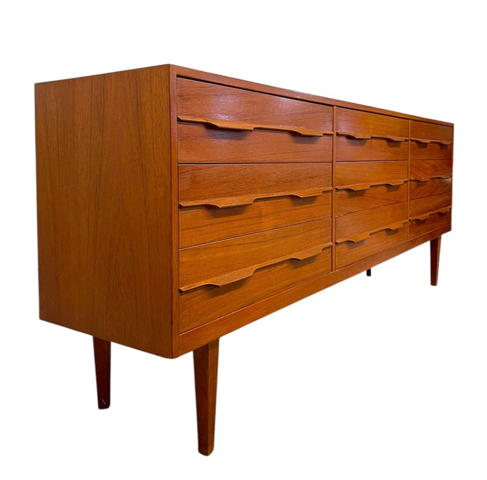 Vintage Mid Century Modern 9 Drawer Long Dresser with Sculpted drawer pulls.