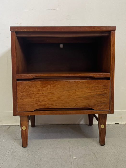 Vintage Mid Century Modern Walnut Toned End Table by Stanley Furniture Co.