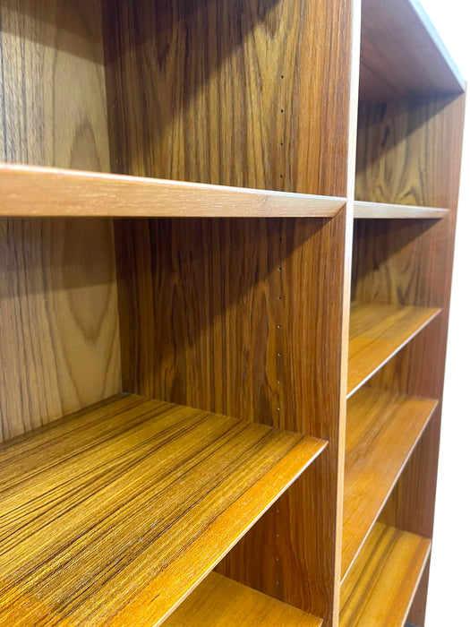 Vintage Mid Century Modern Danish Bookcase with Adjustable Shelving and
Tapered Legs