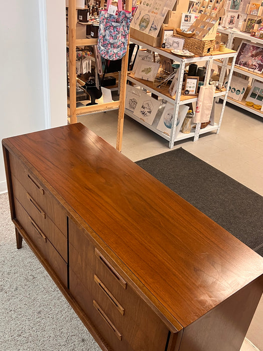 Vintage Mid Century Modern Six Drawer Dresser Dovetailed Drawers and Sculpted Solid Wood Handles by United