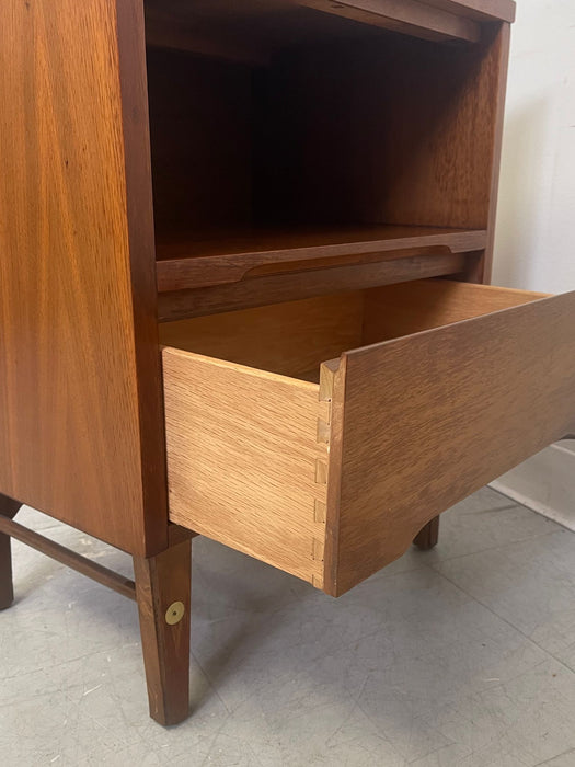 Vintage Mid Century Modern Walnut Toned End Table by Stanley Furniture Co.