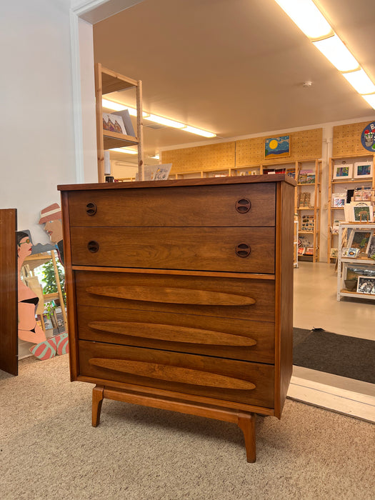 Vintage Mid Century Modern Walnut 4 Drawer Dresser Dovetailed Drawers with Solid Wood Drawer Pulls