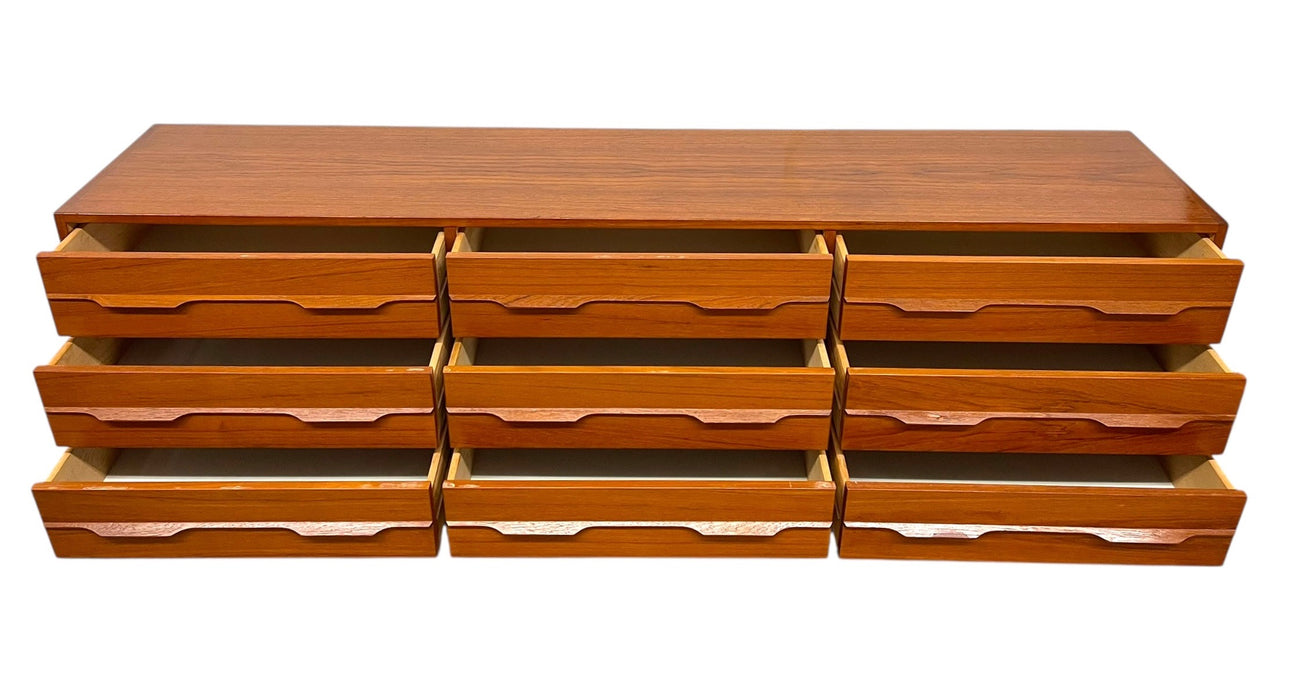 Vintage Mid Century Modern 9 Drawer Long Dresser with Sculpted drawer pulls.