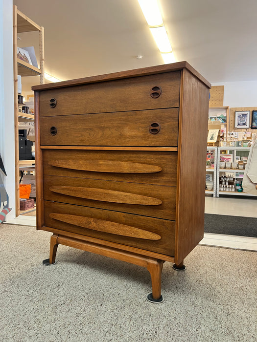 Vintage Mid Century Modern Walnut 4 Drawer Dresser Dovetailed Drawers with Solid Wood Drawer Pulls