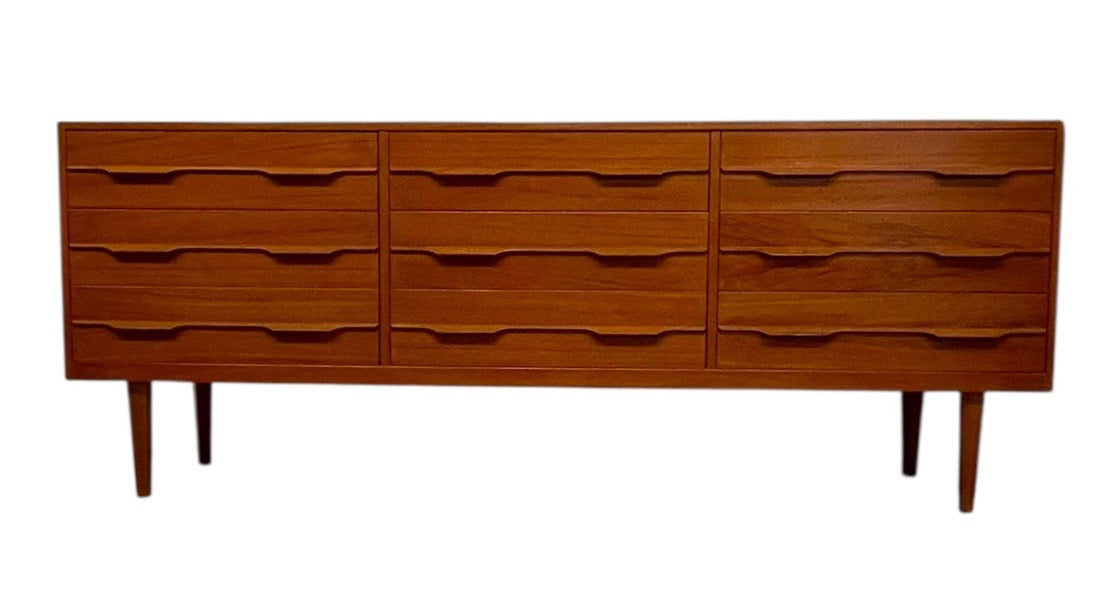 Vintage Mid Century Modern 9 Drawer Long Dresser with Sculpted drawer pulls.