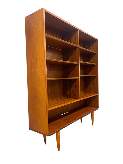 Vintage Mid Century Modern Danish Bookcase with Adjustable Shelving and
Tapered Legs