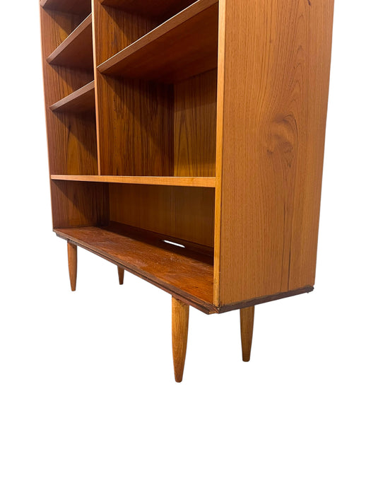 Vintage Mid Century Modern Danish Bookcase with Adjustable Shelving and
Tapered Legs