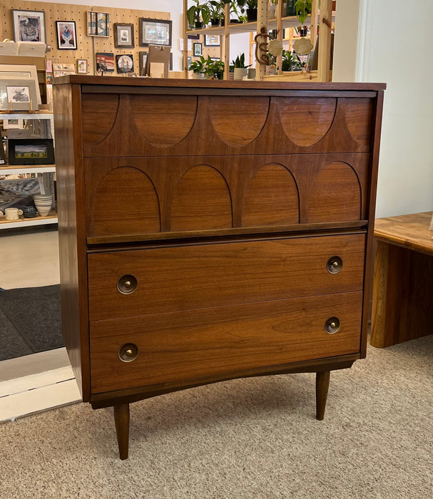 Vintage Mid Century Modern Four Drawer Dresser Dovetailed Drawers in Style of Broyhill Brasilia