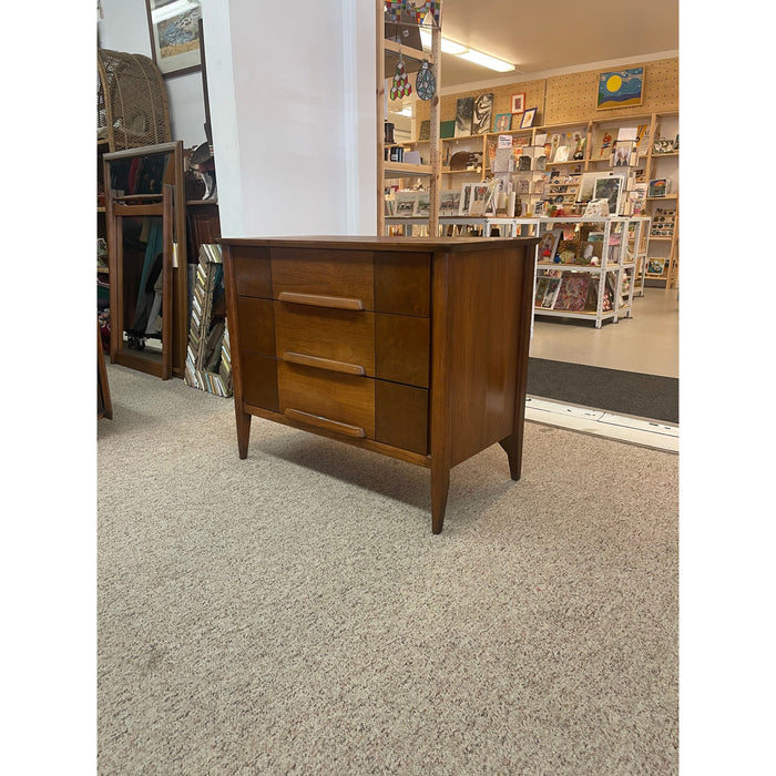 Vintage Mid Century Modern Stanley Furniture Walnut Toned Dresser with Burl Accents