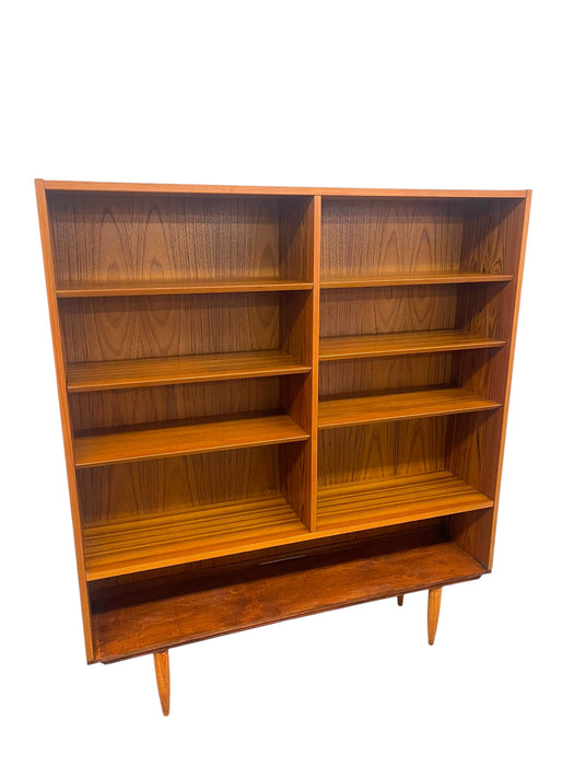 Vintage Mid Century Modern Danish Bookcase with Adjustable Shelving and
Tapered Legs