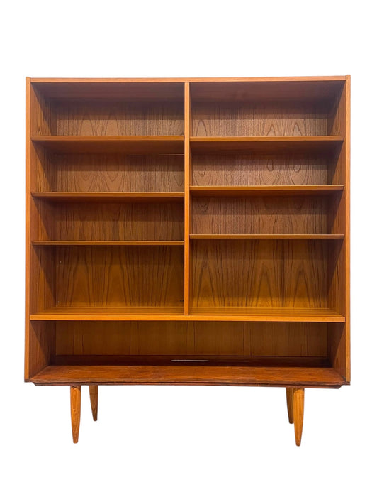 Vintage Mid Century Modern Danish Bookcase with Adjustable Shelving and
Tapered Legs