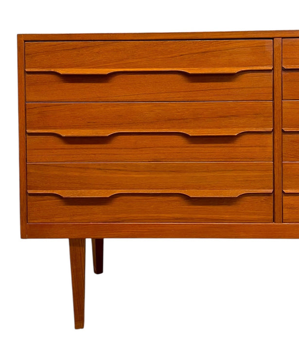 Vintage Mid Century Modern 9 Drawer Long Dresser with Sculpted drawer pulls.