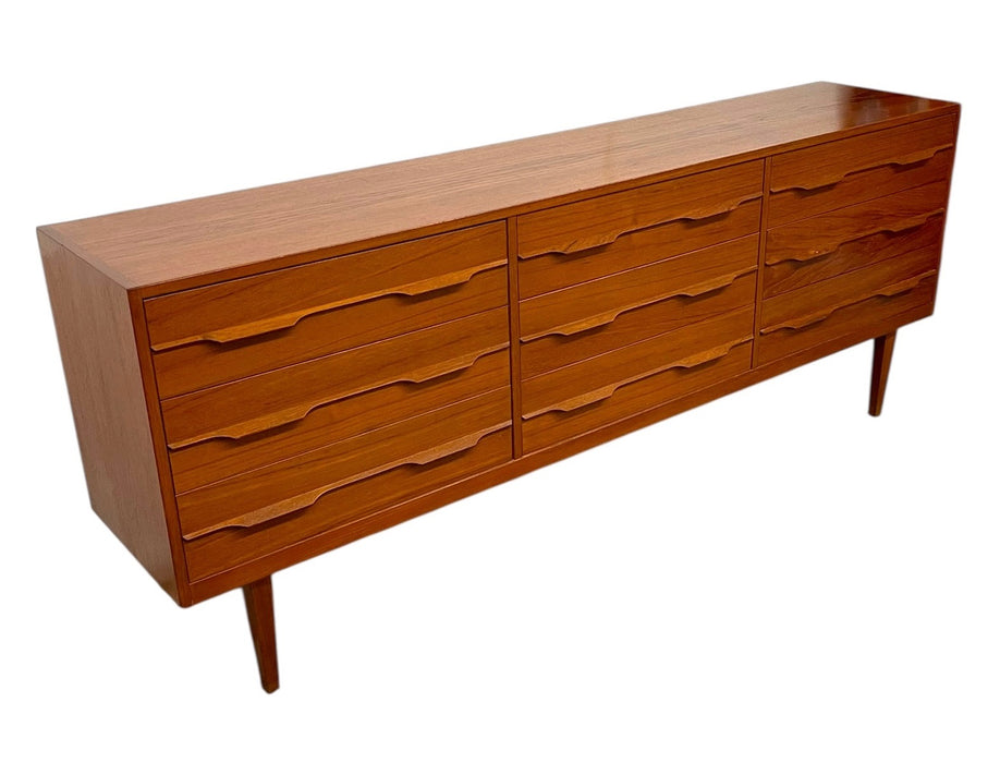 Vintage Mid Century Modern 9 Drawer Long Dresser with Sculpted drawer pulls.