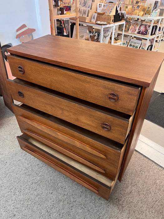 Vintage Mid Century Modern Walnut 4 Drawer Dresser Dovetailed Drawers with Solid Wood Drawer Pulls