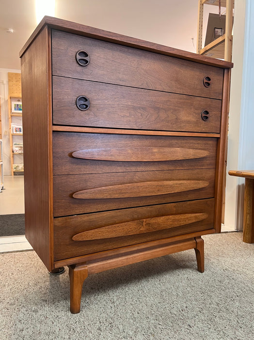 Vintage Mid Century Modern Walnut 4 Drawer Dresser Dovetailed Drawers with Solid Wood Drawer Pulls