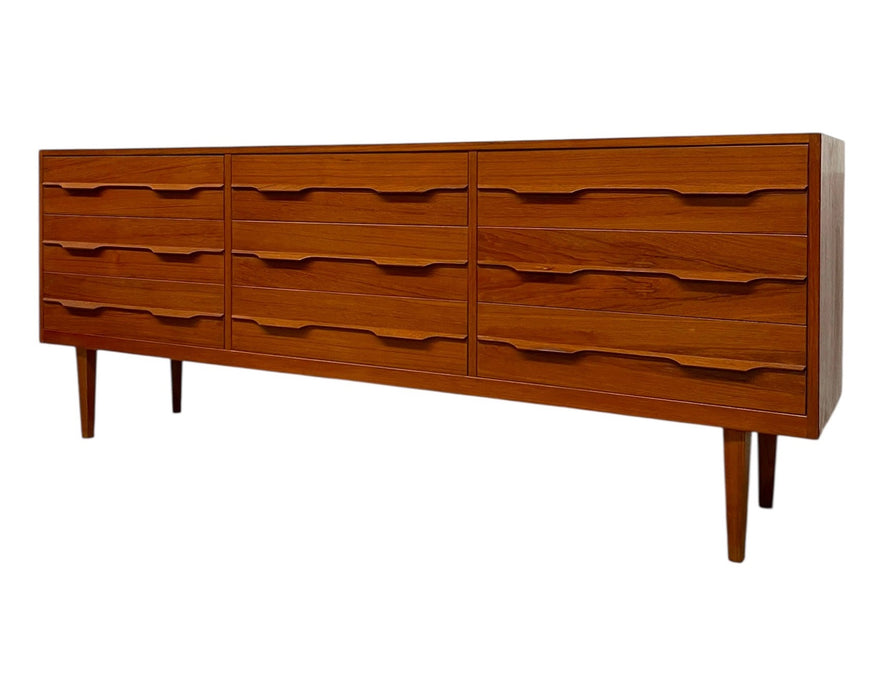 Vintage Mid Century Modern 9 Drawer Long Dresser with Sculpted drawer pulls.