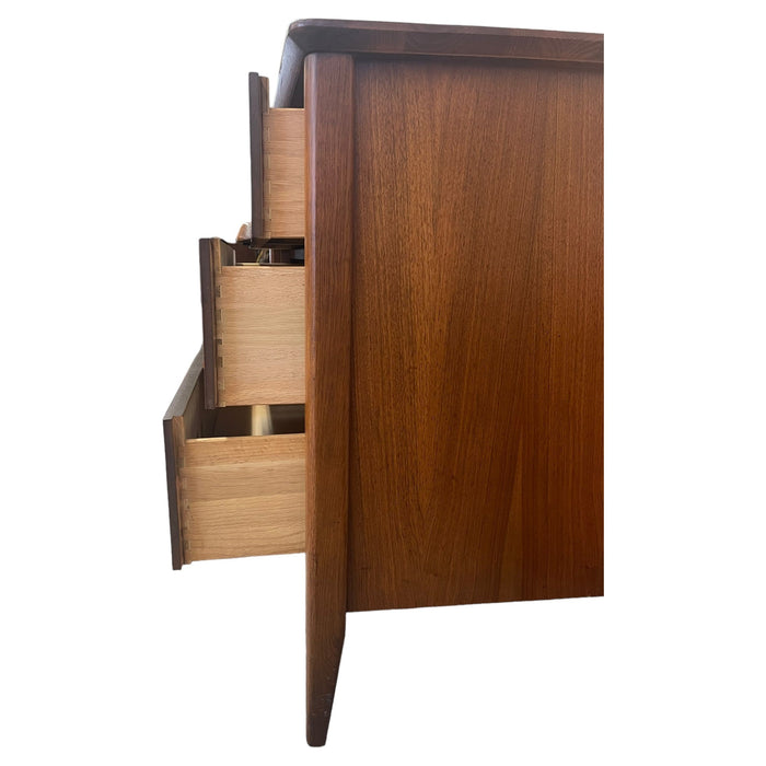 Vintage Mid Century Modern Stanley Furniture Walnut Toned Dresser with Burl Accents