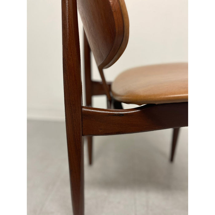 Vintage Mid Century Modern Walnut Toned Chair.