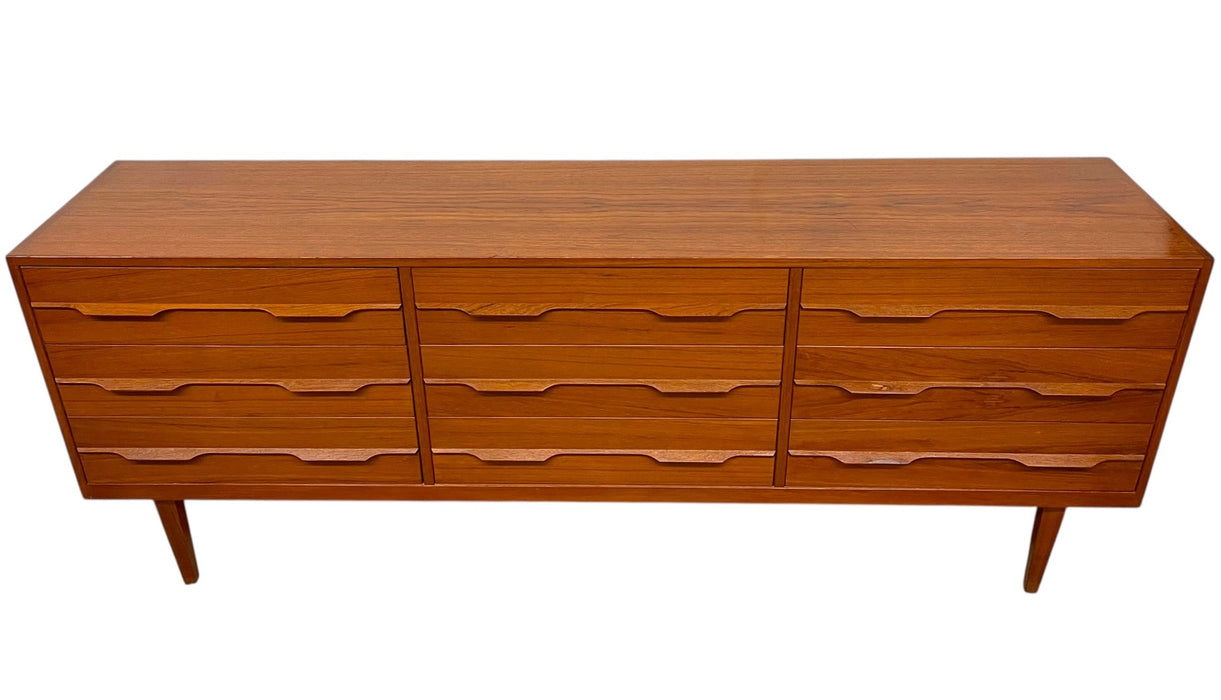 Vintage Mid Century Modern 9 Drawer Long Dresser with Sculpted drawer pulls.