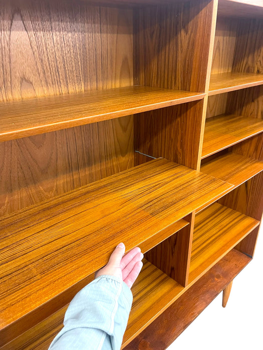 Vintage Mid Century Modern Danish Bookcase with Adjustable Shelving and
Tapered Legs