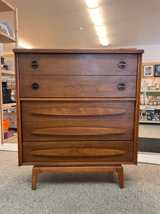 Vintage Mid Century Modern Walnut 4 Drawer Dresser Dovetailed Drawers with Solid Wood Drawer Pulls