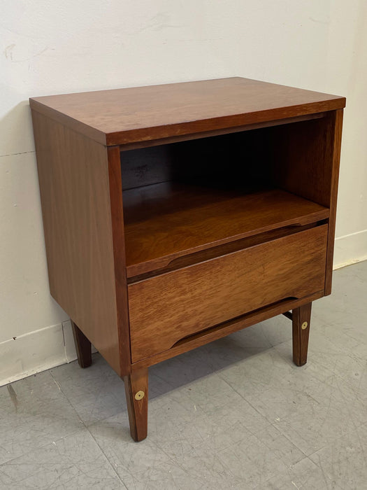 Vintage Mid Century Modern Walnut Toned End Table by Stanley Furniture Co.