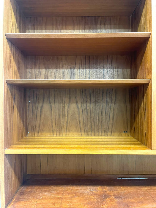 Vintage Mid Century Modern Danish Bookcase with Adjustable Shelving and
Tapered Legs