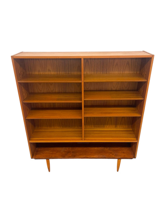 Vintage Mid Century Modern Danish Bookcase with Adjustable Shelving and
Tapered Legs