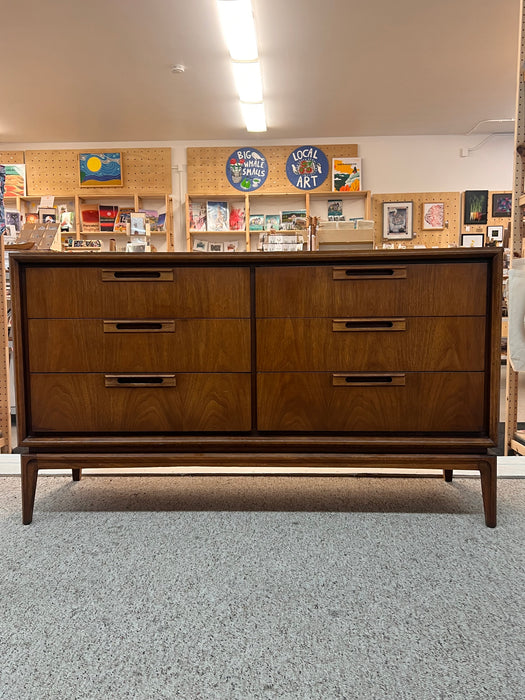 Vintage Mid Century Modern Six Drawer Dresser Dovetailed Drawers and Sculpted Solid Wood Handles by United