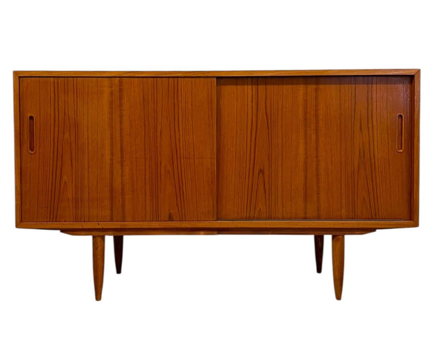 Vintage Danish Mid-Century Modern Teak Sliding Door Credenza / Sideboard
with Drawer