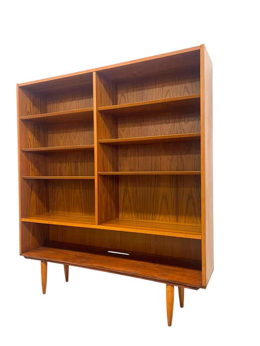 Vintage Mid Century Modern Danish Bookcase with Adjustable Shelving and
Tapered Legs
