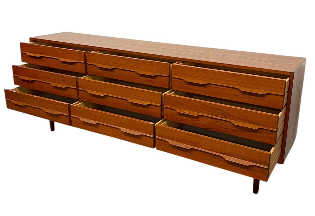 Vintage Mid Century Modern 9 Drawer Long Dresser with Sculpted drawer pulls.