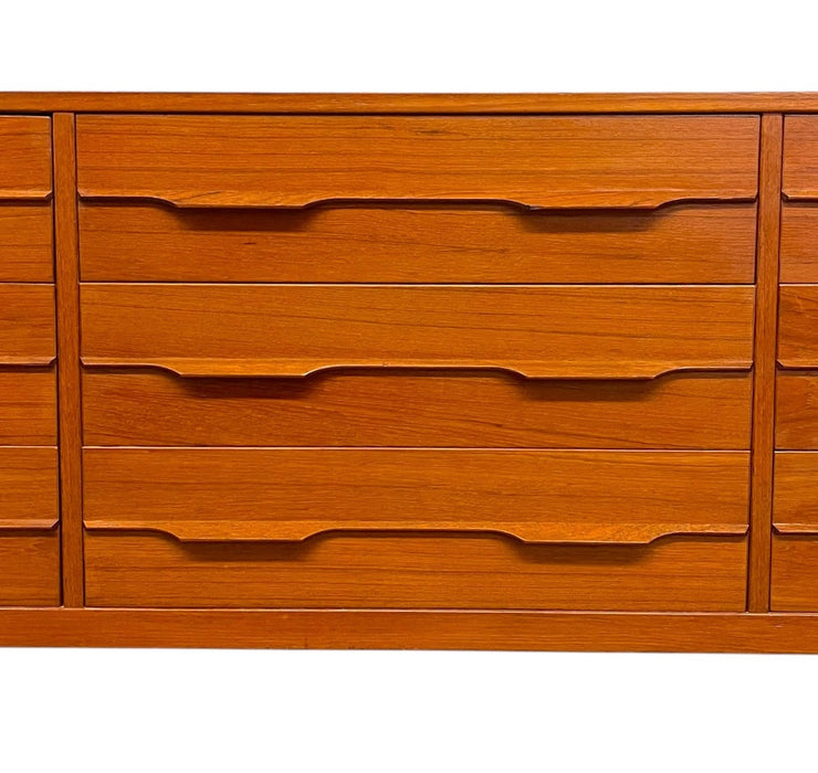 Vintage Mid Century Modern 9 Drawer Long Dresser with Sculpted drawer pulls.