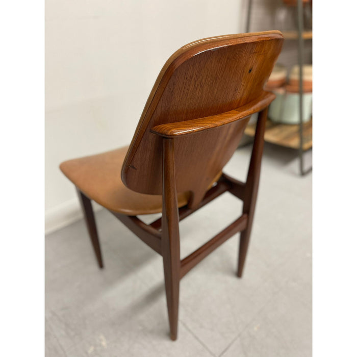Vintage Mid Century Modern Walnut Toned Chair.