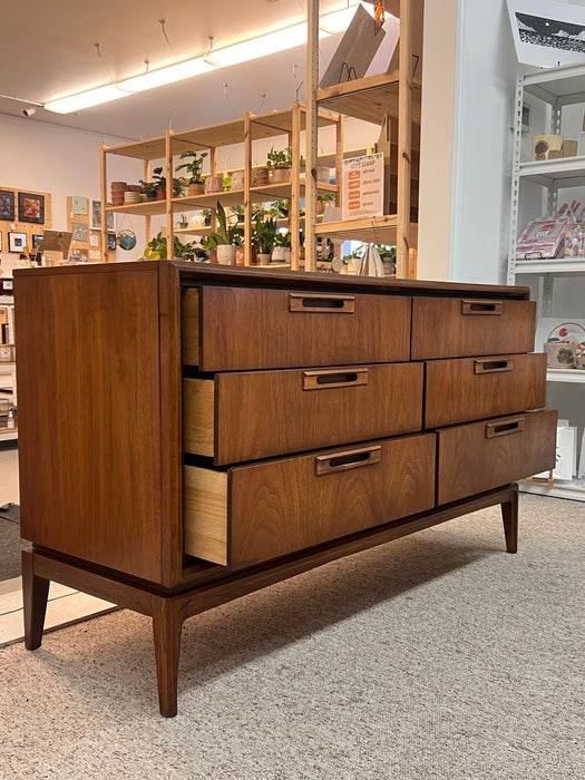 Vintage Mid Century Modern Six Drawer Dresser Dovetailed Drawers and Sculpted Solid Wood Handles by United