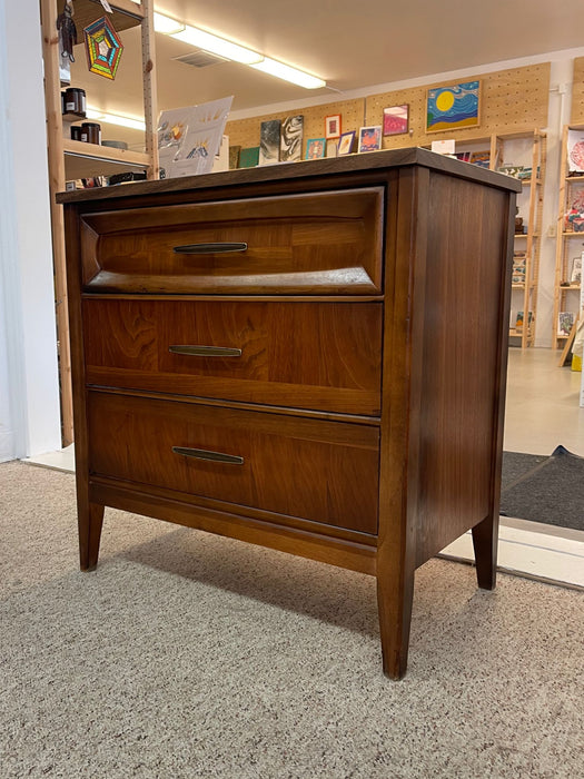 Vintage Mid Century Modern 3 Drawer Dresser. Broyhill Style.