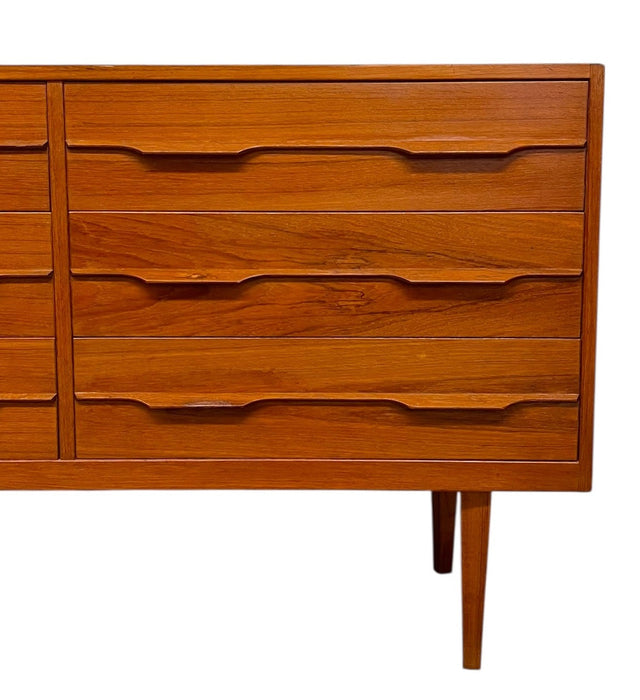 Vintage Mid Century Modern 9 Drawer Long Dresser with Sculpted drawer pulls.