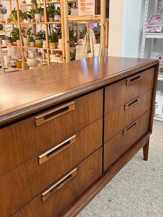 Vintage Mid Century Modern Six Drawer Dresser Dovetailed Drawers and Sculpted Solid Wood Handles by United