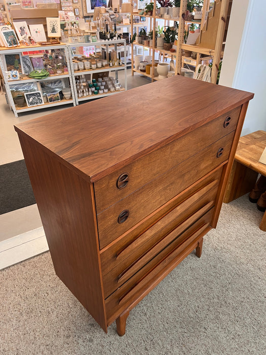 Vintage Mid Century Modern Walnut 4 Drawer Dresser Dovetailed Drawers with Solid Wood Drawer Pulls