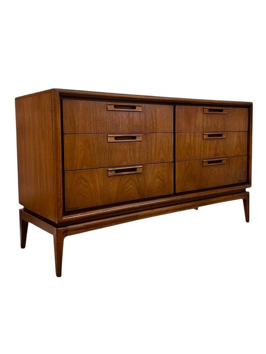 Vintage Mid Century Modern Six Drawer Dresser Dovetailed Drawers and Sculpted Solid Wood Handles by United