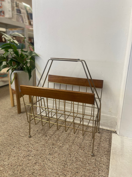 1960s Mid-Century Modern Brass Toned Wire and Wood Magazine Rack with Sculptural Handle.