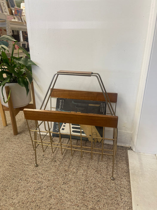 1960s Mid-Century Modern Brass Toned Wire and Wood Magazine Rack with Sculptural Handle.