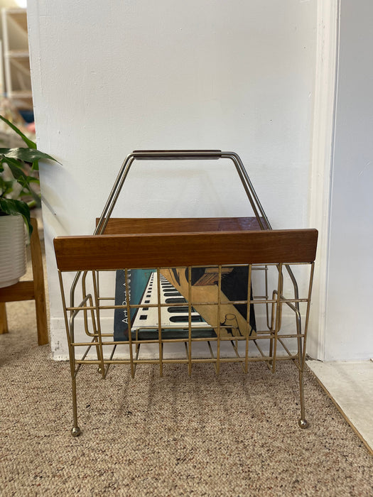 1960s Mid-Century Modern Brass Toned Wire and Wood Magazine Rack with Sculptural Handle.