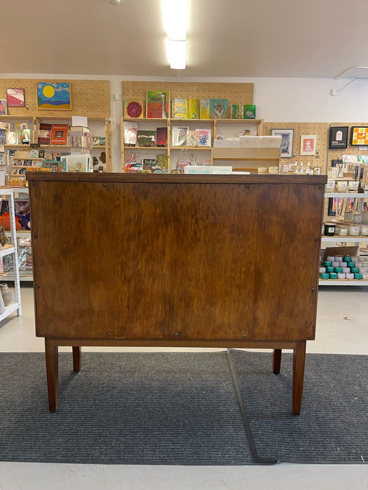 Vintage Mid Century Modern Stow and David Walnut Toned a Side Board Cabinet.